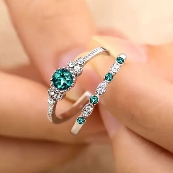 Elegant green zirconia wedding ring sz 6